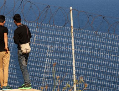 Συνήγορος του Πολίτη: «Ελλείψεις στην διασφάλιση των ατομικών δικαιωμάτων των προσφύγων και μεταναστών»
